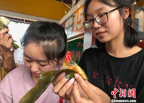 重庆民众包辣椒、芥末奇葩口味粽子迎端午