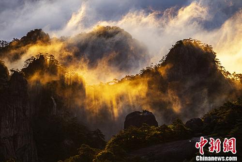 安徽黄山现云海景观云浪金辉熠熠