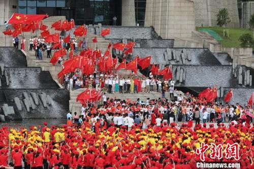 安徽黄山2000余人快闪歌唱祖国
