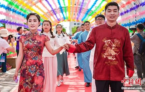 全国百余新人甘肃金昌赴薰衣草之约：情定花海浪漫牵手