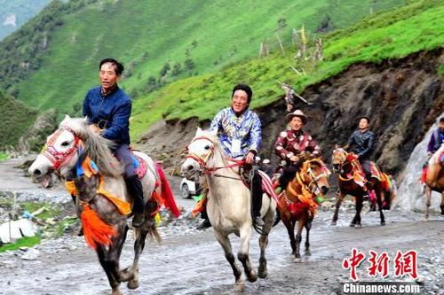 青海藏乡盛装赛马传承百年华锐文化