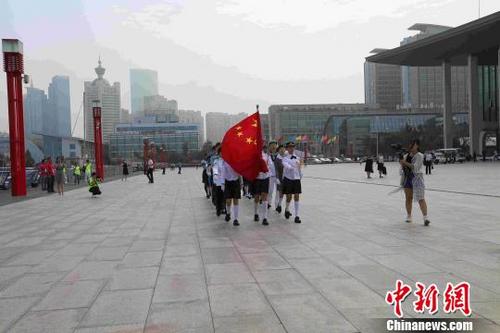 三百余名香港青少年制服团体成员青岛举行升旗仪式