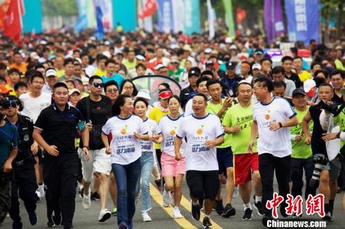 刘国梁等九位体育冠军齐聚威海领跑全民健身