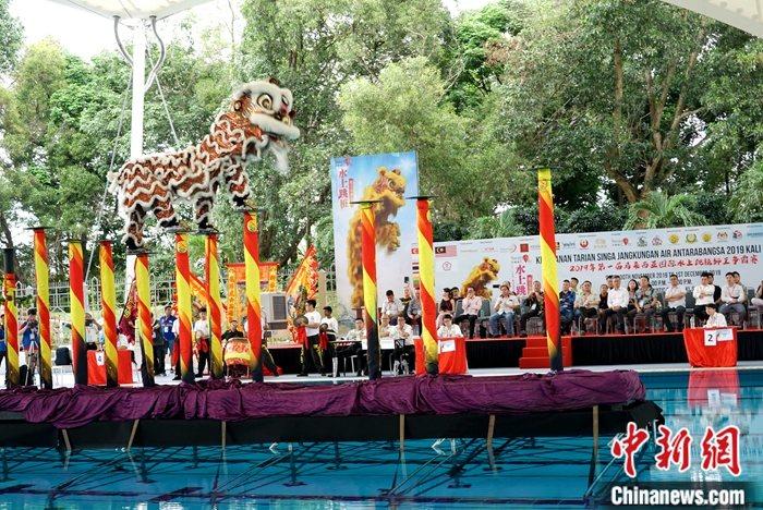 马来西亚创新水上高桩舞狮比赛