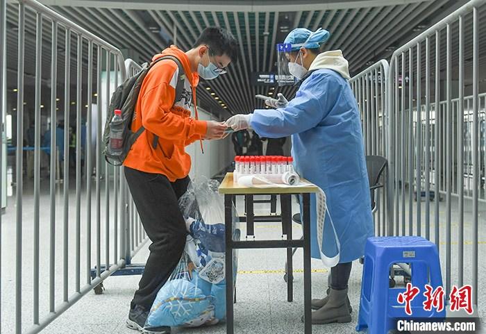 杭州东站为旅客设临时核酸采样点 最快两小时内出结果