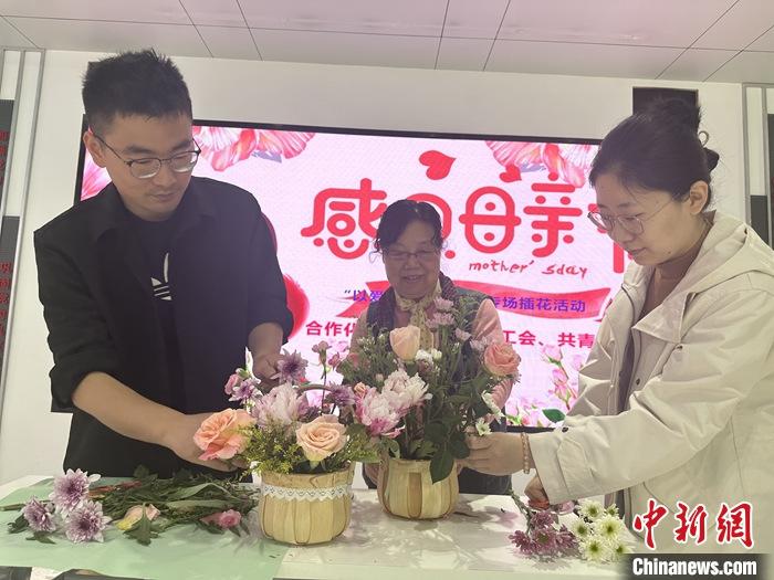 母亲节临近花香送祝福