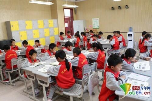 陕西三所红军小学获赠校服