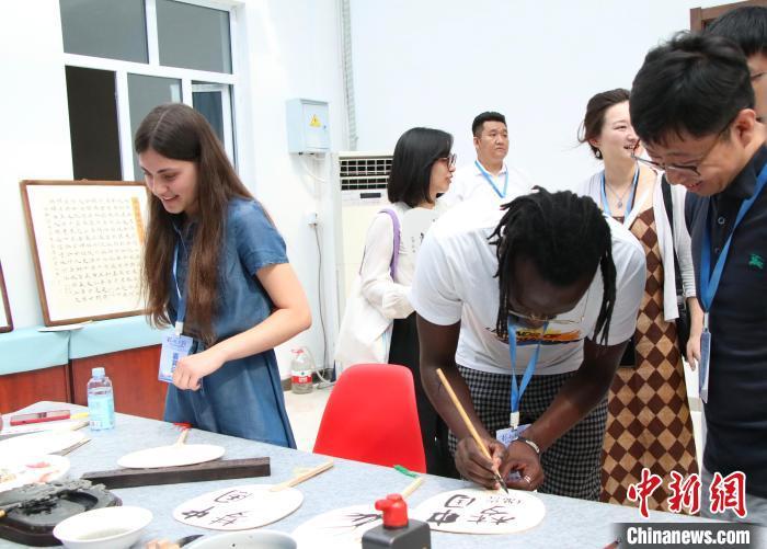 多国“网络达人”在新疆克拉玛依体验中华传统文化