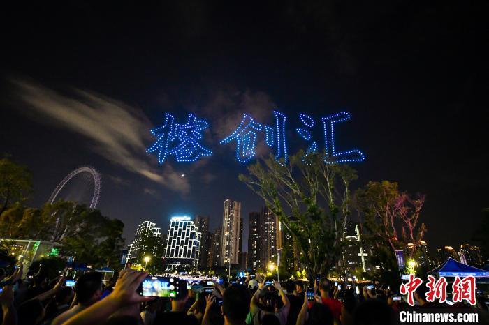 500架无人机“点亮”福州晋安湖畔夜空