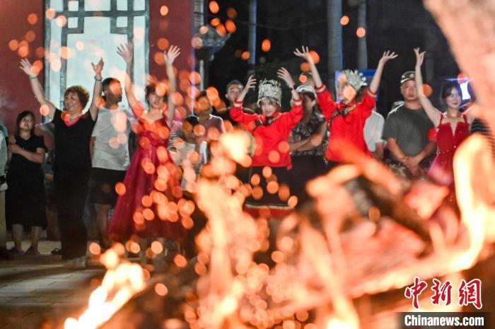 重庆万州：篝火晚会点亮乡村夏夜