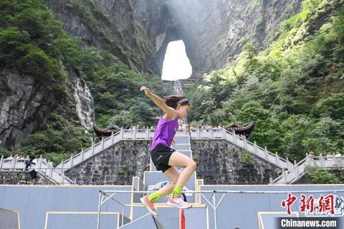 40位跑酷小达人齐聚张家界天门山999级“天梯”竞速