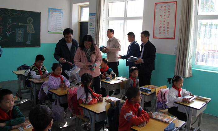 金秋送暖伴成长助学帮困送爱心