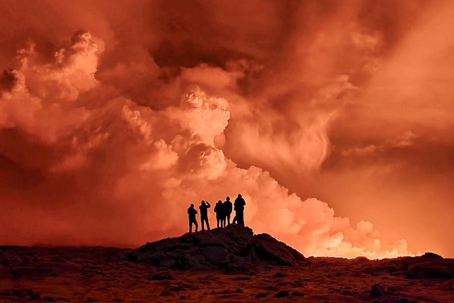 冰岛居民围观火山喷发