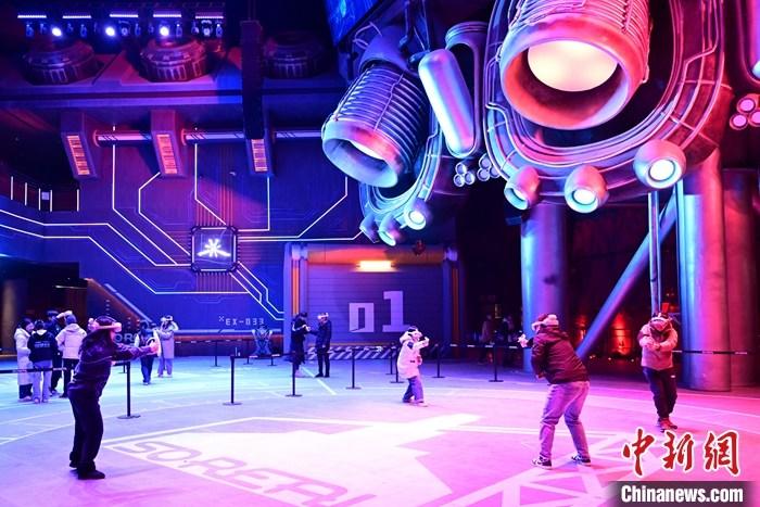 （新春见闻）北京“网红打卡地”首钢园吸引参观者