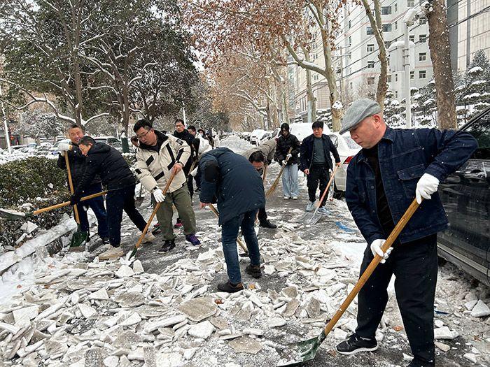 瑞雪降暖人心扫雪除冰保障居民安全