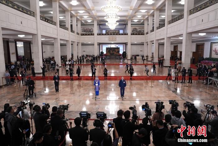 十四届全国人大二次会议第三场“代表通道”集中采访活动举行