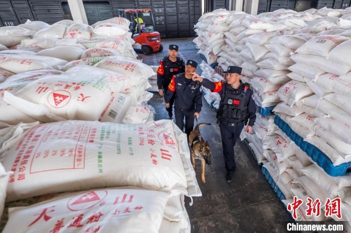 新疆铁警护航中欧（中亚）班列