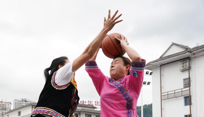 广西“姑奶奶”篮球赛开赛