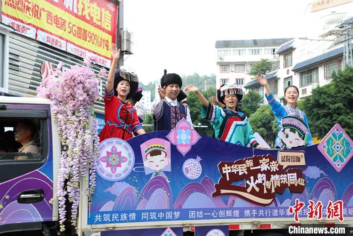 广西隆林庆“火把节”民俗为媒促民族团结