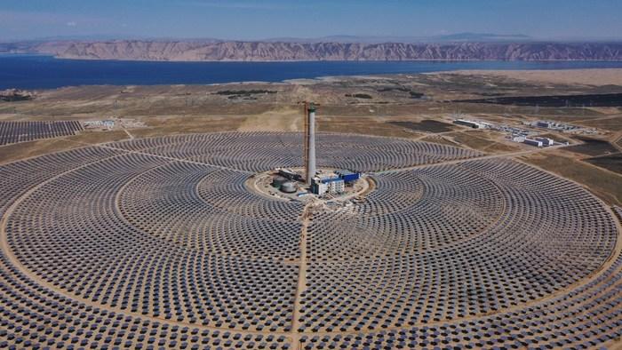 中电建共和100万千瓦光伏光热项目吸热塔封顶