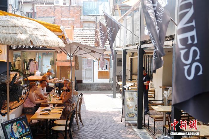 上海：外国游客“流连”田子坊