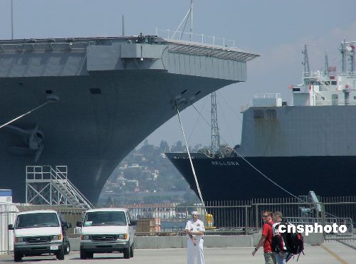 图美国航空母舰与货船