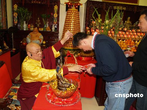 图洛杉矶草堂寺主持万峰上师为信徒开光