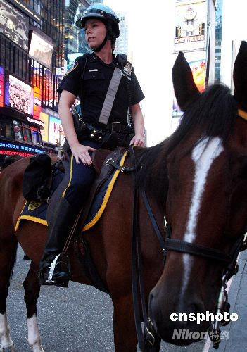 图纽约时代广场女骑警风采