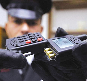 图:"手机手枪"可连发4颗致命子弹