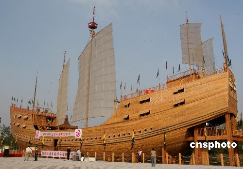 图:南京仿真郑和宝船正式落成