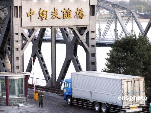 图丹东中朝边境易货贸易正常进行
