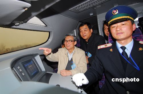 图:陕西全国人大代表体验西部铁路"第一速"