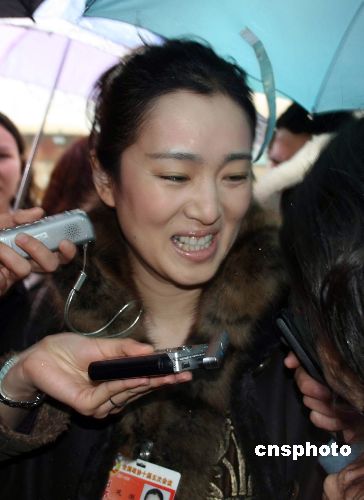 图政协委员巩俐笑对记者穷追猛问