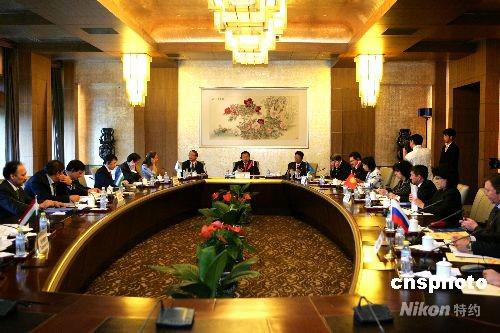 图为中国商务部部长陈德铭(右)与来宾握手致意.