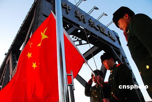 中朝边境边防官兵在国门升国旗迎新年