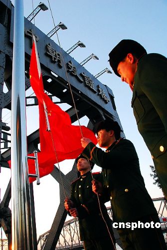 中朝边境边防官兵在国门升国旗迎新年