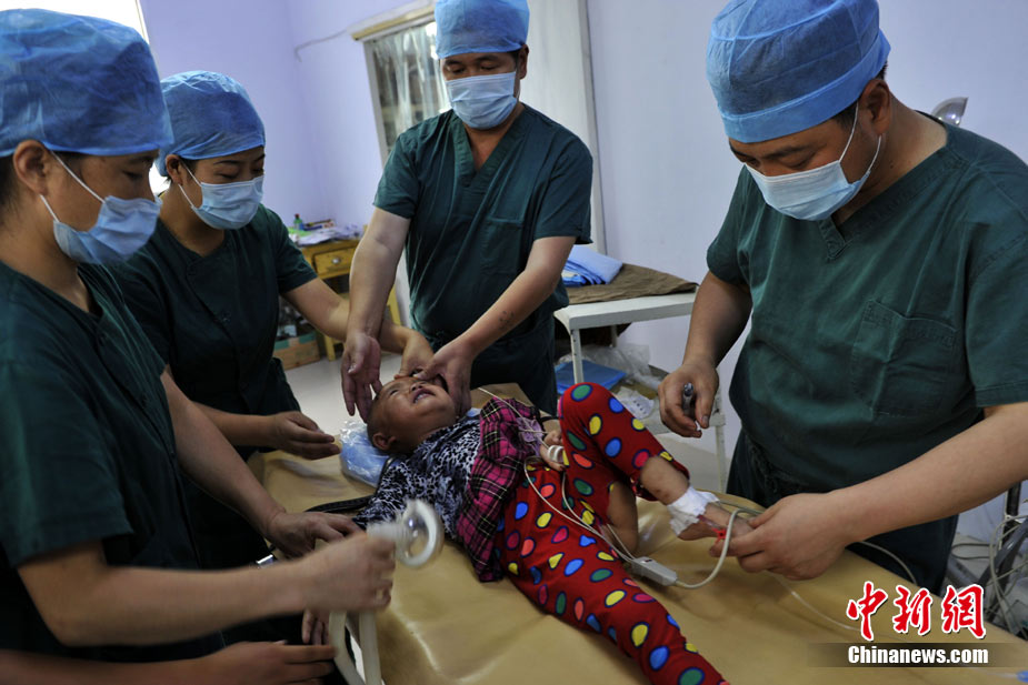 于无声处——直击舟曲受伤儿童钻颅手术