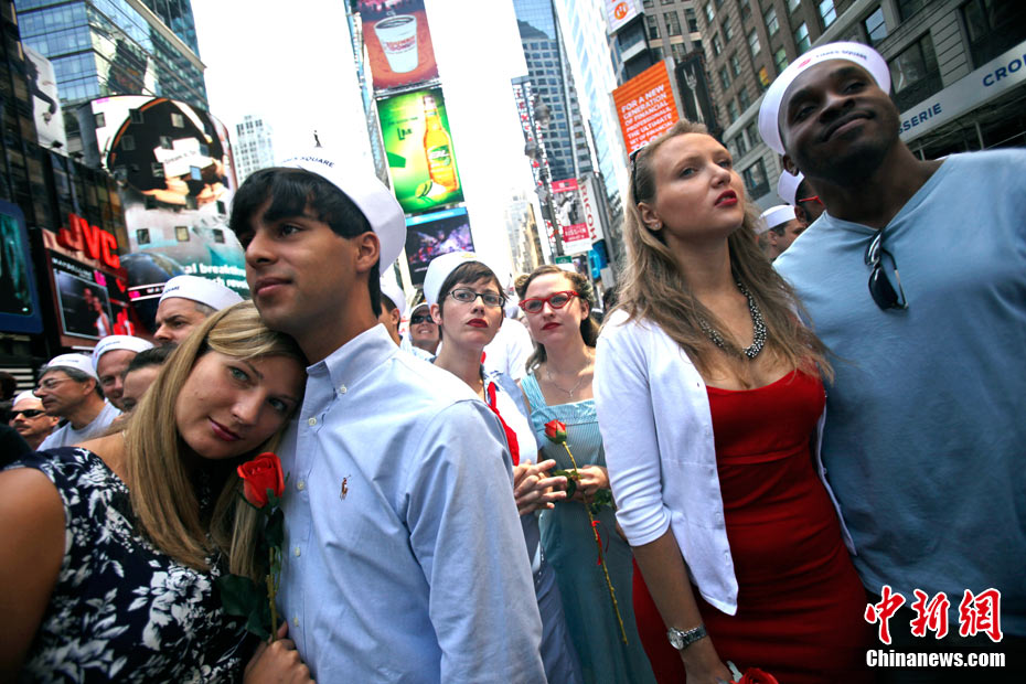 纽约时报广场举行接吻比赛纪念二战结束65周年