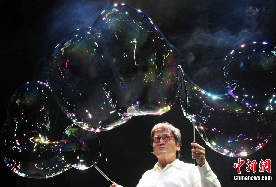 西班牙肥皂泡魔术师世博上演泡泡秀