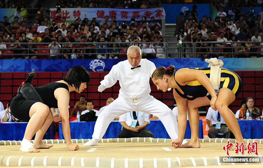 武搏会相扑比赛花絮:女选手的装束