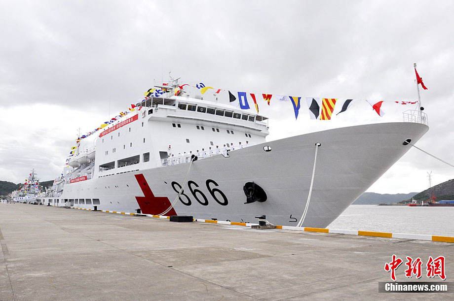 中国"和平方舟"号医院船首赴国外巡诊