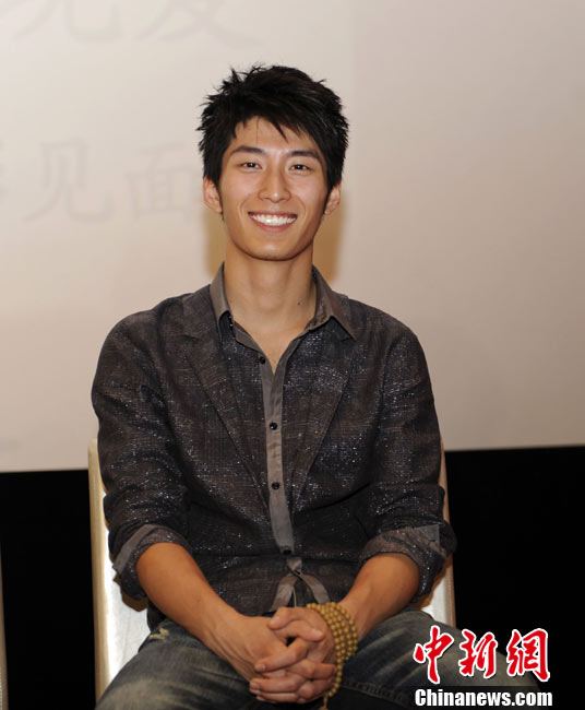 张艺谋携山楂树之恋男女主角与影迷零距离