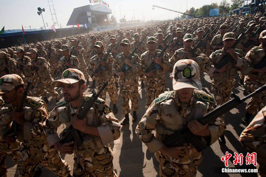 伊朗举行阅兵式纪念两伊战争爆发30周年