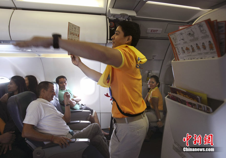 菲律宾空乘飞机上跳舞演示航空安全