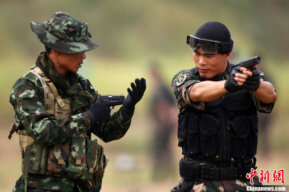 中泰特种兵进行混编机降突袭演练