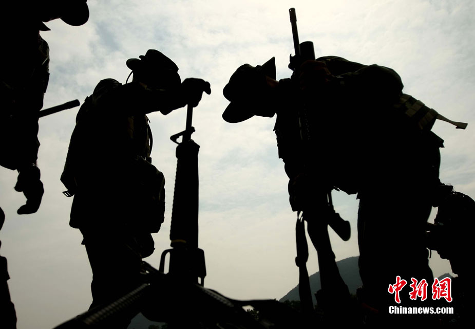 中泰陆军特种部队士兵交流野外生存技巧