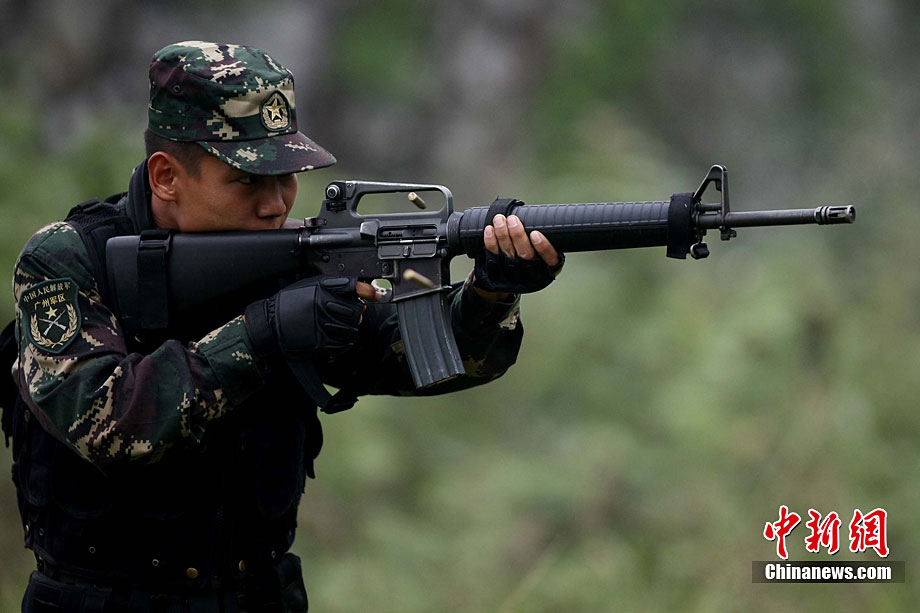 中泰反恐联训泰方队员m16步枪实弹速射