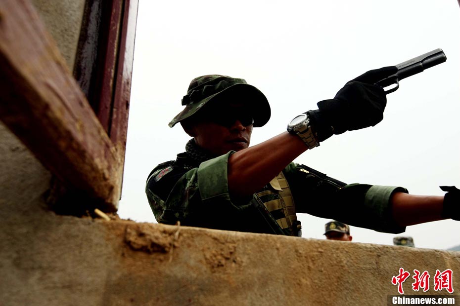 泰方队员示范斯通纳sr-25狙击枪使用方法