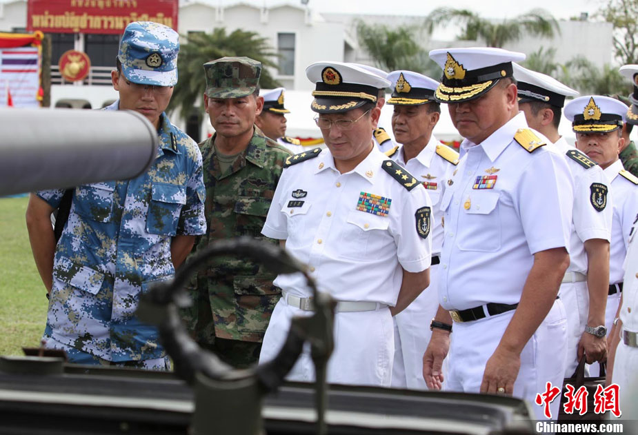 图为中国海军南海舰队司令员苏支前(前中)和泰国海军陆战队司令蓬萨