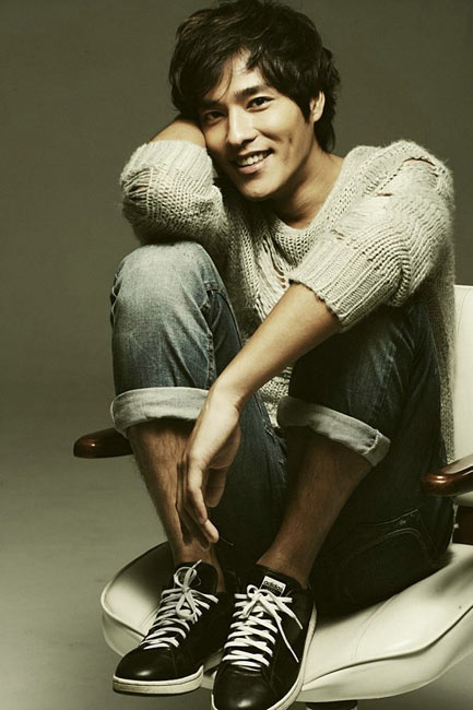 绝色型男蓝正龙不耍酷阳光微笑写真曝光